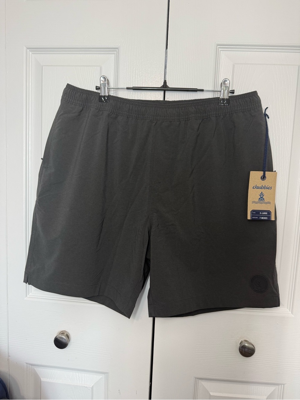 New Chubbies men’s hybrid shorts in gray, size XL.